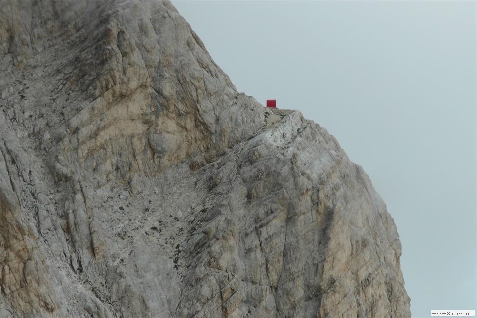 Eccolo dalla distanza con la sua posizione aerea